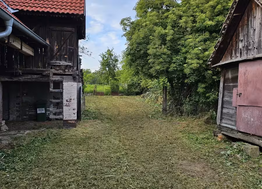 Uređeno dvorište nakon košnje